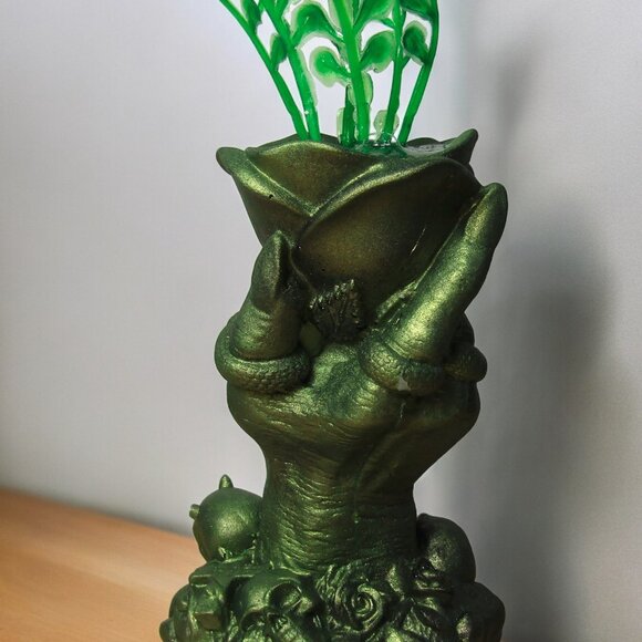 Aquarium Decoration - Creepy Hand with Green Fern Plant. - Picture 8 of 10